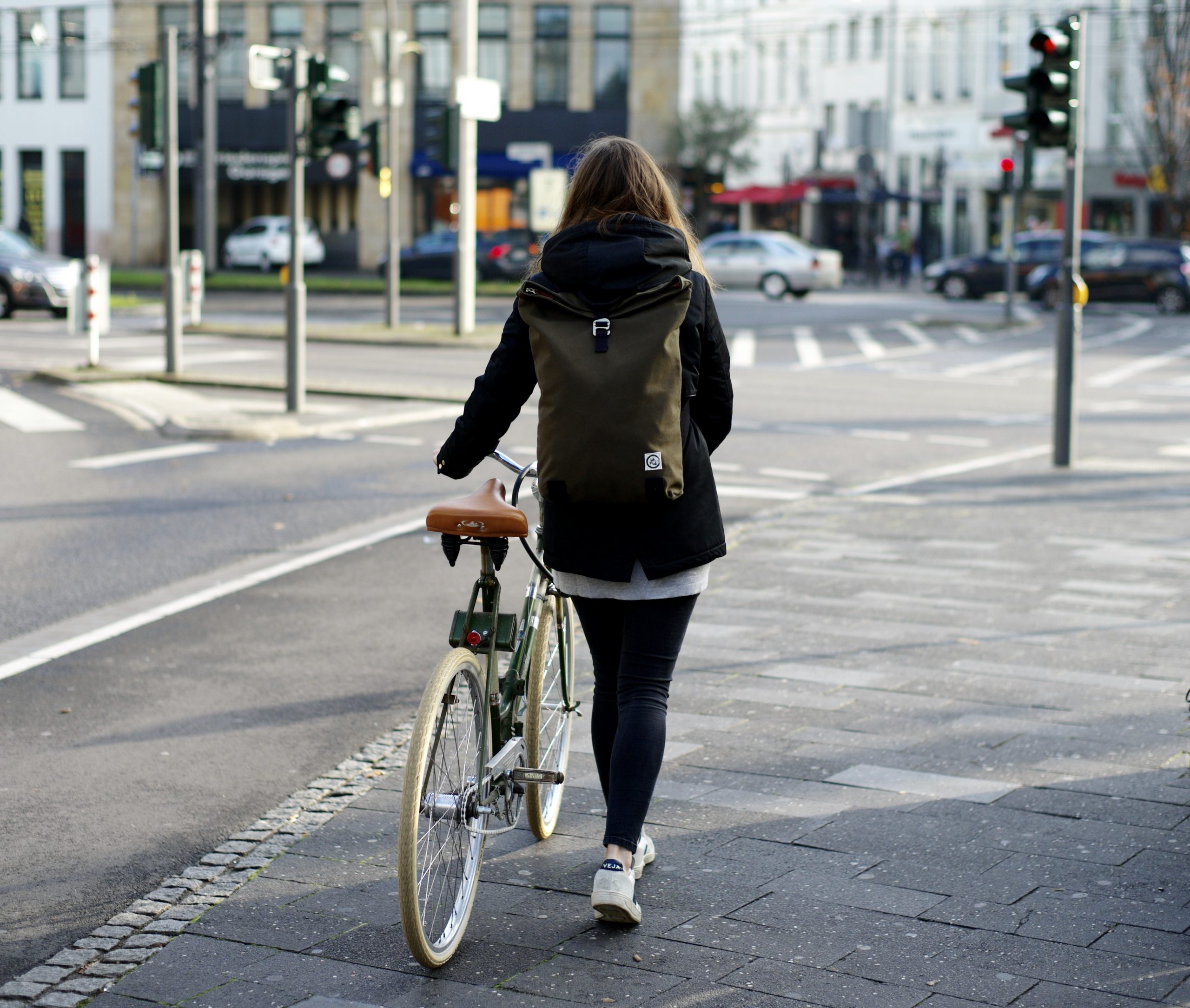 Frau trägt Rucksack Narya in grün