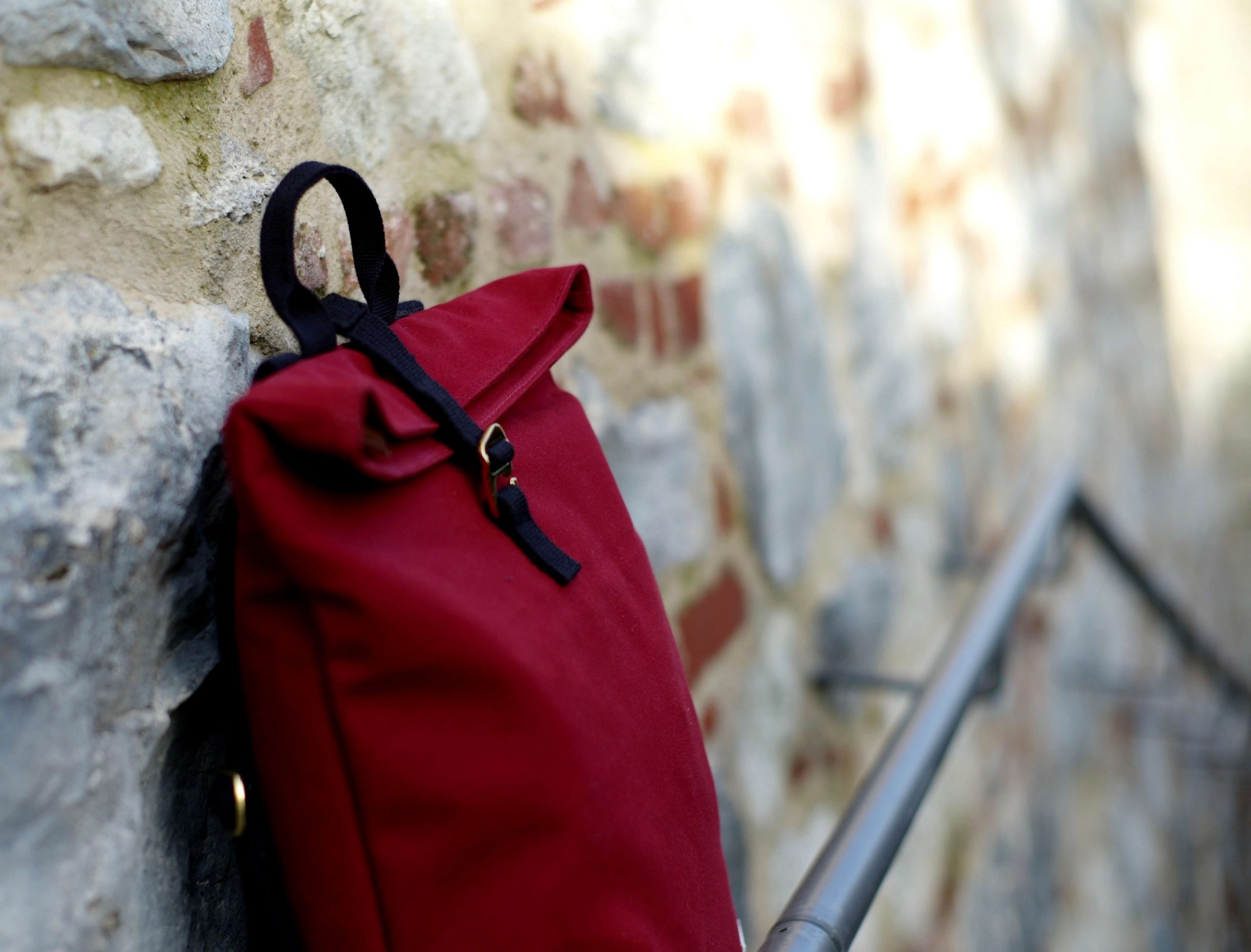 L9994643 Narya in rot steht an der Wand gelehnt